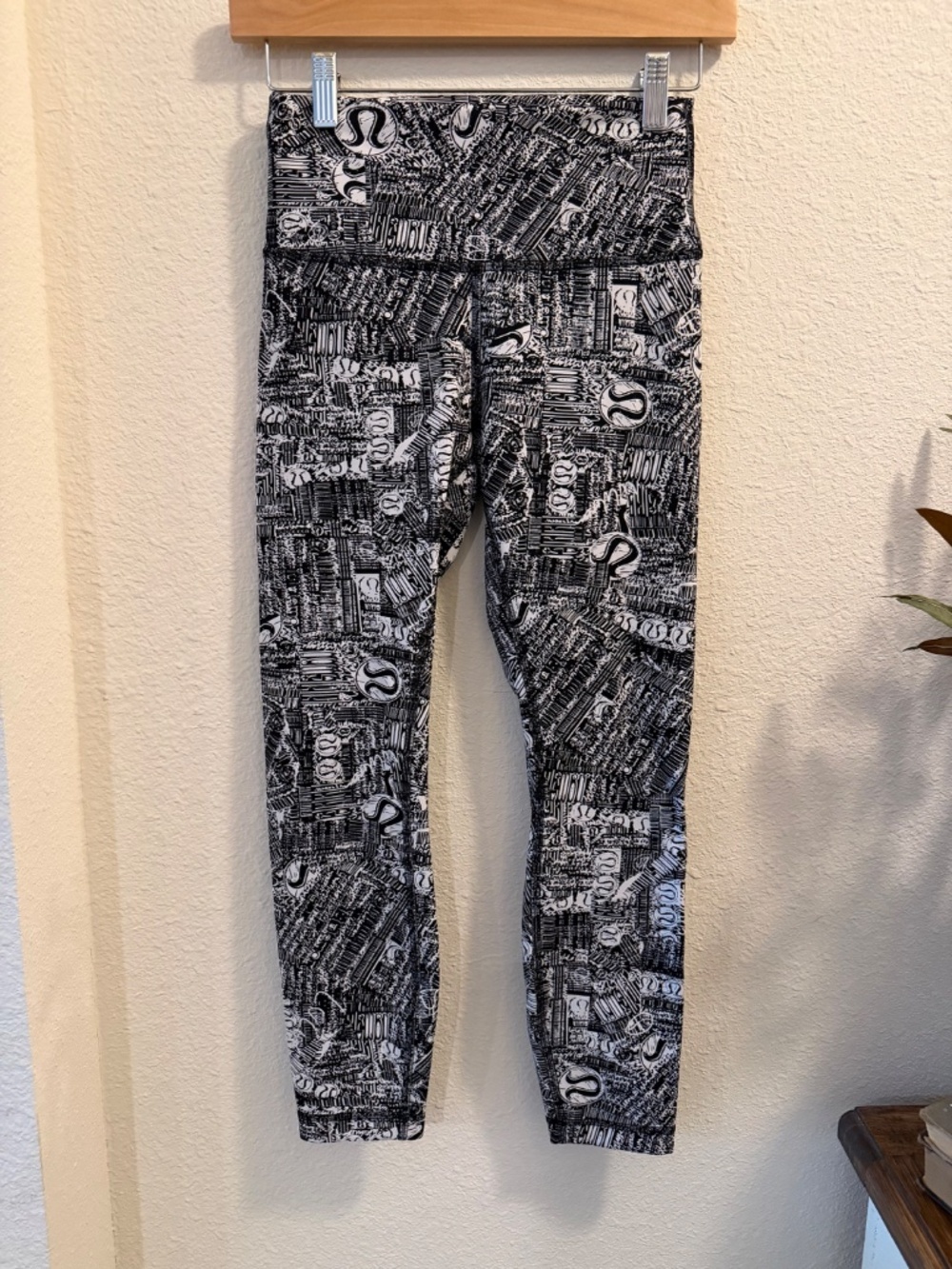 Lululemon Wunder Train High-Rise Tight 25" — Tear It Up Logo Print — Size 6 - Picture 9 of 9